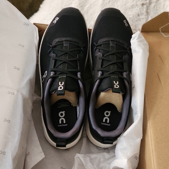 NWT On Cloud Youth Black and White Sneakers-Size 6.5 - Picture 1 of 6